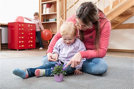 Female educator playing with little girl in kindergarten Photographie de stock - Premium Libres de Droits, Code: 6121-07810108