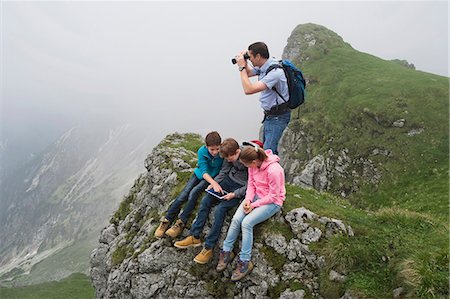 Father teenage kids in mountains iPad computer Foto de stock - Sin royalties Premium, Código: 6121-07810255