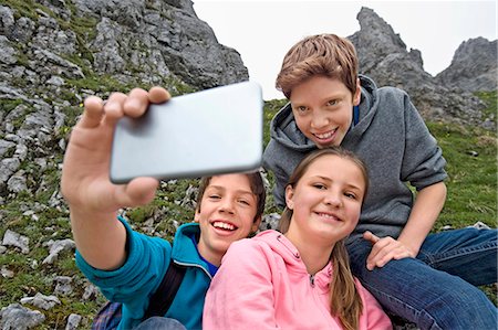 Girl and teenage boys self-portrait cell phone Foto de stock - Sin royalties Premium, Código: 6121-07810261
