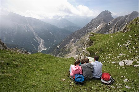 Father and kids looking at hiking map mountains Foto de stock - Sin royalties Premium, Código: 6121-07810264