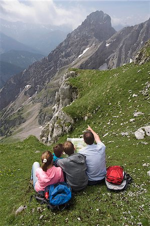 Father and kids looking at hiking map mountains Foto de stock - Sin royalties Premium, Código: 6121-07810265