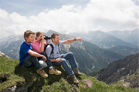 Father and kids enjoying mountains view Photographie de stock - Premium Libres de Droits, Code: 6121-07810269