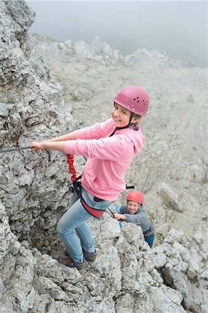 Brother sister climbing rock face mountains rope Photographie de stock - Premium Libres de Droits, Code: 6121-07810287