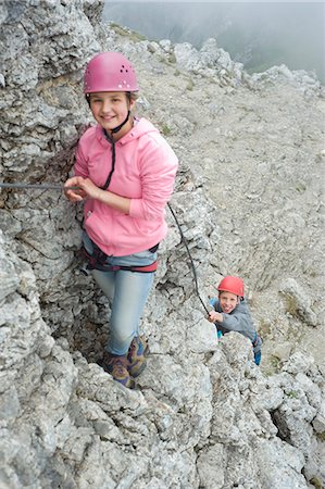 peligro - Young teenage girl holding rope mountain climbing Foto de stock - Sin royalties Premium, Código: 6121-07810288