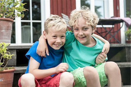 Friends young boys sitting steps house smiling Foto de stock - Sin royalties Premium, Código: 6121-07810396