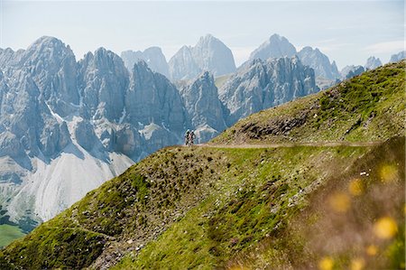 Two Mountainbikers racing down mountain track Stockbilder - Premium RF Lizenzfrei, Bildnummer: 6121-07810300