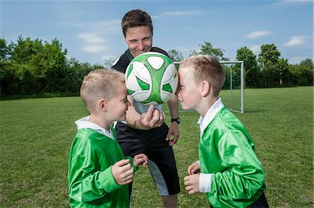 Football coach training young players Foto de stock - Sin royalties Premium, Código: 6121-07810315