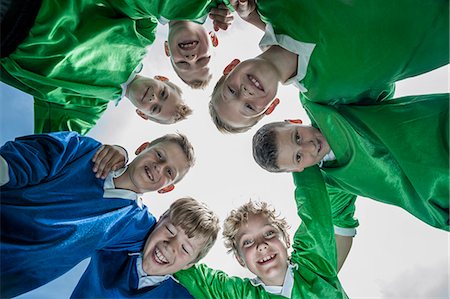 Junior soccer team in huddle circle from below Foto de stock - Sin royalties Premium, Código: 6121-07810316
