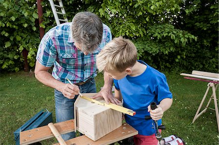 Measuring wood birdhouse building father son Stockbilder - Premium RF Lizenzfrei, Bildnummer: 6121-07810405