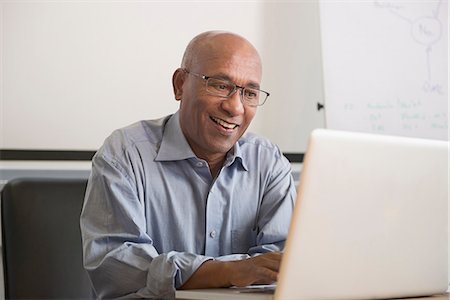 African businessman office desk laptop computer Foto de stock - Sin royalties Premium, Código: 6121-07970041