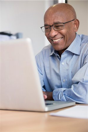 Portrait smiling Afrikaner man office business Foto de stock - Sin royalties Premium, Código: 6121-07970046