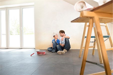 Father son working taking a break painting Stockbilder - Premium RF Lizenzfrei, Bildnummer: 6121-07970004
