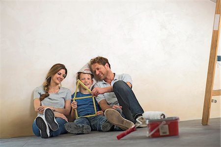 pintar (no artístico) - Young family together fun happy new home Foto de stock - Sin royalties Premium, Código: 6121-07970005