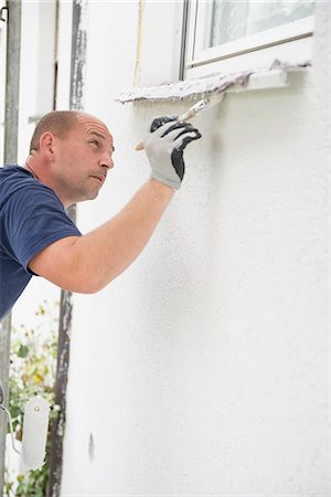 Repairing painting wall man house outside Stockbilder - Premium RF Lizenzfrei, Bildnummer: 6121-07970028