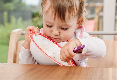 Hungry baby girl 1 year old bowl eating Foto de stock - Sin royalties Premium, Código: 6121-07970164