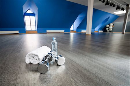 Fitness room empty towel barbell water bottle Stockbilder - Premium RF Lizenzfrei, Bildnummer: 6121-07970175