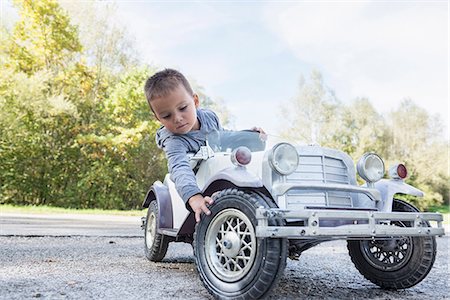 réplique (modèle) - Portrait small boy checking tire model vintage car Photographie de stock - Premium Libres de Droits, Code: 6121-07970119