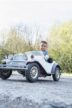 réplique (modèle) - Young kid boy driving model vintage car Photographie de stock - Premium Libres de Droits, Code: 6121-07970122