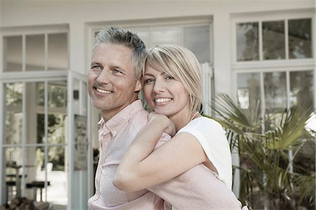 Couple married hugging garden portrait smiling Foto de stock - Sin royalties Premium, Código: 6121-07970247