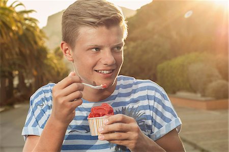 Teenager sunset eating ice cream summer Foto de stock - Sin royalties Premium, Código: 6121-07970220