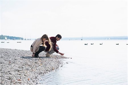 récolter (ramasser) - Young couple lake shore gathering pebbles Photographie de stock - Premium Libres de Droits, Code: 6121-07992471