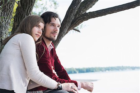 Lake tree young couple portrait relaxing Stockbilder - Premium RF Lizenzfrei, Bildnummer: 6121-07992474