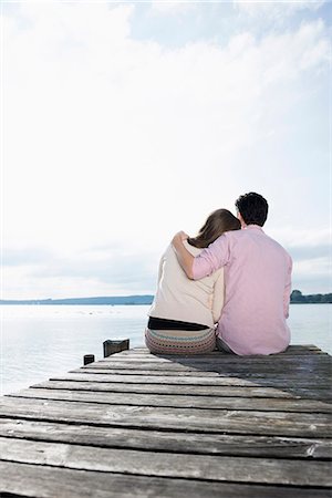 ponton - Couple hugging sitting lake jetty tranquil Photographie de stock - Premium Libres de Droits, Code: 6121-07992494
