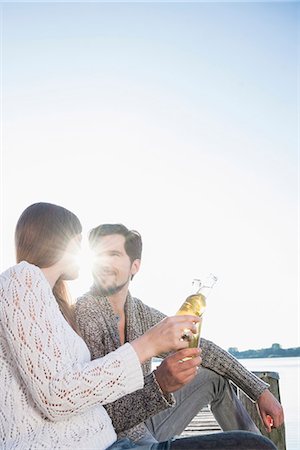 se regarder l'un l'autre - Young man woman sitting jetty drinking beer Photographie de stock - Premium Libres de Droits, Code: 6121-07992550
