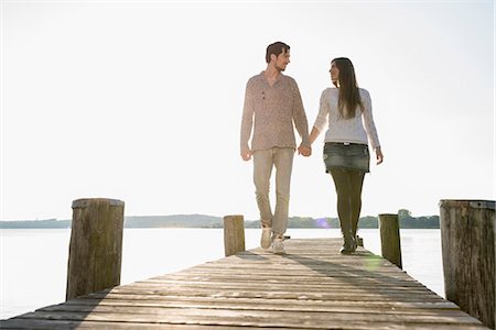 se regarder l'un l'autre - Romantic couple walking wooden jetty lake Photographie de stock - Premium Libres de Droits, Code: 6121-07992562
