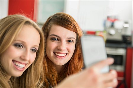 simsearch:649-07647896,k - Happy girl friends taking a selfie with smartphone, Munich, Bavaria, Germany Foto de stock - Sin royalties Premium, Código: 6121-07992577