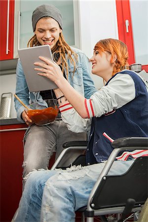 fauteuil roulant - Young couple preparing food in kitchen, Munich, Bavaria, Germany Photographie de stock - Premium Libres de Droits, Code: 6121-07992580