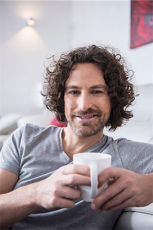 Man drinking cup of coffee at home, Munich, Bavaria, Germany Foto de stock - Sin royalties Premium, Código: 6121-07992594