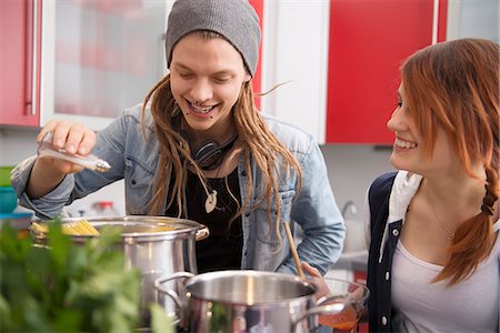 Young couple cooking together in kitchen, Munich, Bavaria, Germany Foto de stock - Sin royalties Premium, Código: 6121-07992528