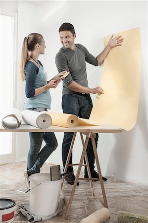 Couple choosing wallpaper for their new home, Bavaria, Germany Foto de stock - Sin royalties Premium, Código: 6121-07992644