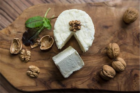 simsearch:614-06402999,k - High angle view of cheese and walnuts on a chopping board, Germany Foto de stock - Sin royalties Premium, Código: 6121-08106548
