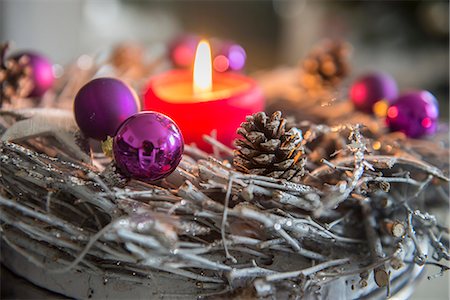 purpurina - Decorative advent wreath with burning candle, Bavaria, Germany Foto de stock - Sin royalties Premium, Código: 6121-08106554