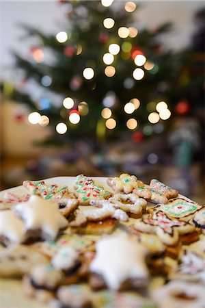 Close-up of gingerbread Christmas cookies in plate with Christmas tree in the background, Bavaria, Germany Foto de stock - Sin royalties Premium, Código: 6121-08106560