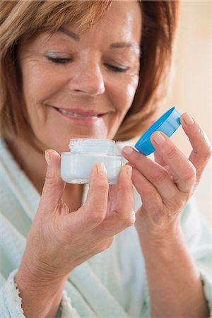 Senior woman smelling sun cream, Munich, Bavaria, Germany Stockbilder - Premium RF Lizenzfrei, Bildnummer: 6121-08106573