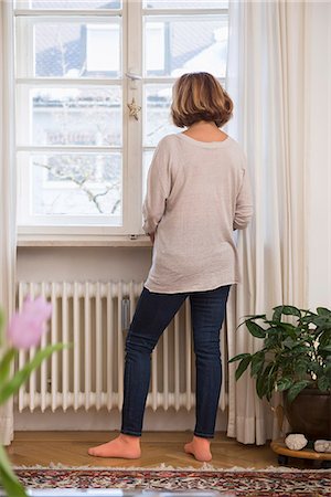 Rear view of senior woman looking through a window, Munich, Bavaria, Germany Stockbilder - Premium RF Lizenzfrei, Bildnummer: 6121-08106590