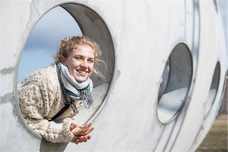 Young woman looking through a round hole in concrete wall, Munich, Bavaria, Germany Foto de stock - Sin royalties Premium, Código: 6121-08106610