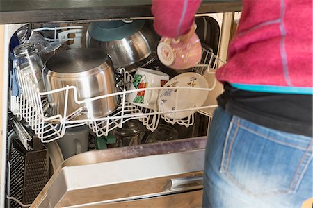 Mid section view of woman taking tea cup from dishwasher, Bavaria, Germany Photographie de stock - Premium Libres de Droits, Code: 6121-08106718