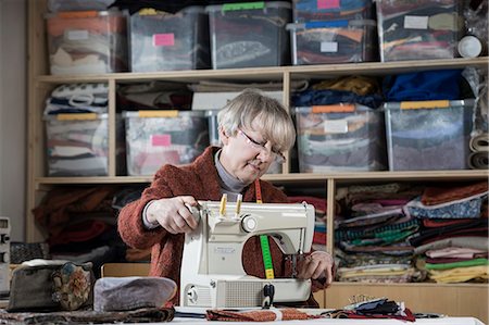 Senior female fashion designer stitching in workshop, Bavaria, Germany Photographie de stock - Premium Libres de Droits, Code: 6121-08106961