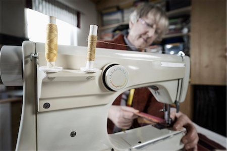 Senior female fashion designer stitching in workshop, Bavaria, Germany Foto de stock - Sin royalties Premium, Código: 6121-08106964