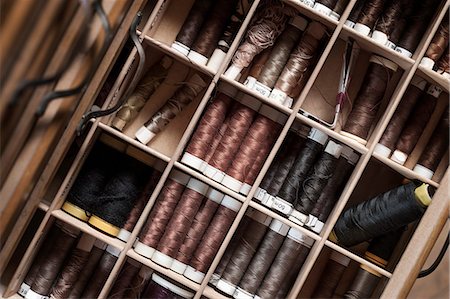 simsearch:649-06717144,k - Reels of sewing threads in box, Bavaria, Germany Photographie de stock - Premium Libres de Droits, Code: 6121-08106973