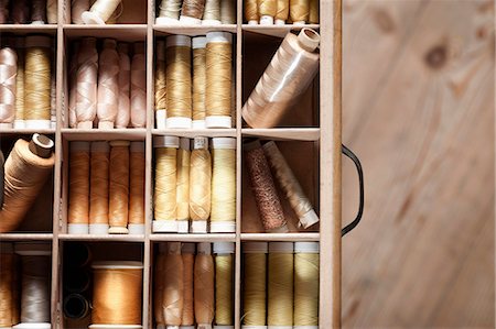 récolter (ramasser) - Multi Colored reels of sewing threads in drawer, Bavaria, Germany Photographie de stock - Premium Libres de Droits, Code: 6121-08106970