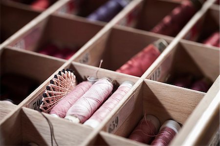 répétitif (récurrent) - Reels of sewing threads in box, Bavaria, Germany Photographie de stock - Premium Libres de Droits, Code: 6121-08106971