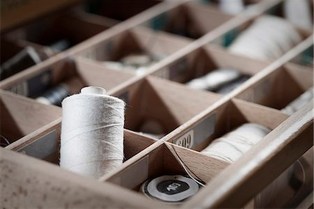 récolter (ramasser) - Reels of sewing threads in box, Bavaria, Germany Photographie de stock - Premium Libres de Droits, Code: 6121-08106974