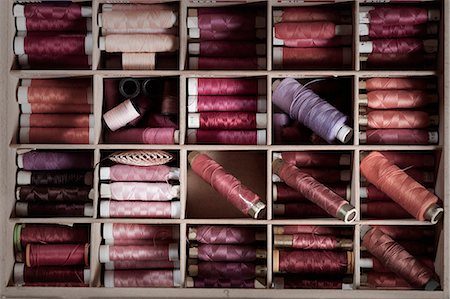 simsearch:649-06717144,k - Reels of sewing threads in box, Bavaria, Germany Photographie de stock - Premium Libres de Droits, Code: 6121-08106975