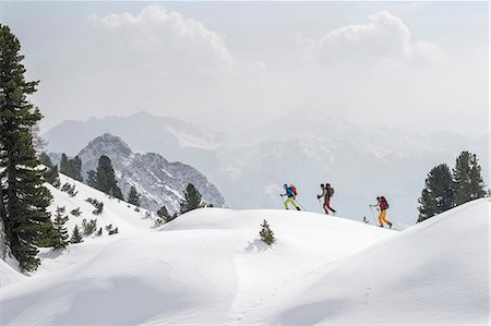 escalade de montagne - Ski mountaineers climbing on snowy peak, Tyrol, Austria Photographie de stock - Premium Libres de Droits, Code: 6121-08106980