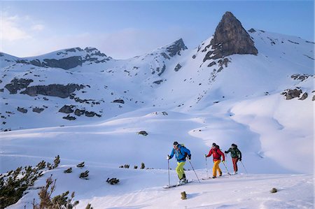 escalade de montagne - Ski mountaineers climbing on snowy mountain, Tyrol, Austria Photographie de stock - Premium Libres de Droits, Code: 6121-08106993